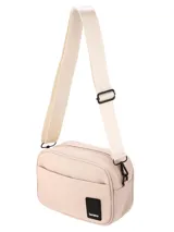 Bandolera de lona impermeable color beige, con diseño compacto, bolsillo frontal con cierre magnético y correa ajustable al tono. Incluye un parche decorativo con el logo de la marca en la parte inferior.