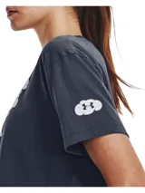 Remera de corte cropped Under Armour, color gris oscuro, con cuello redondo acanalado y estampa frontal con la frase 'REST DAY' en tipografía blanca estilo nube.