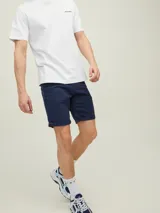 Short chino de corte regular y tejido elástico, con bolsillos laterales y traseros, y botamangas con vuelta.