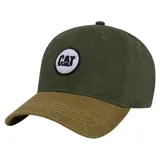 Gorro tipo cap de seis paneles con estructura desestructurada, en color verde oliva con visera en tono marrón. Presenta un parche frontal circular bordado con el logo de la marca CAT y cuenta con cierre deslizante ajustable en la parte posterior.