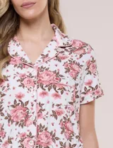 Set de pijama compuesto por musculosa de tirantes finos y short con cordón ajustable, de base blanca con estampado floral en tonos rosados.
