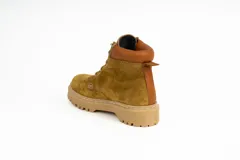 Bota acordonada de cuero color nutria con suela de goma color beige.