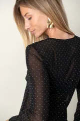 Remera de tul negra con apliques de brillos plateados y mangas largas.