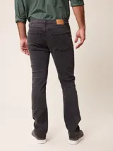 Pantalón de jean corte recto en color azul medio, con cierre de botón y cremallera, y bolsillos laterales y traseros.