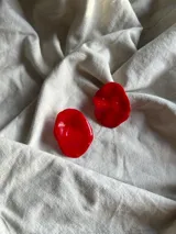 Aros hechos a mano en porcelana color rojo.