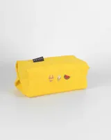 Neceser rectangular de tela color ladrillo con cierre superior y tres bordados pequeños: una hoja de arce, una taza de té y un croissant.