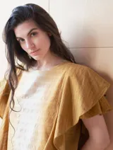 Vestido midi con estampado a rayas verticales en tonos verde oliva, gris y blanco. Tiene cuello redondo y mangas cortas amplias tipo volado.