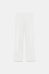 Pantalón mini flare de tiro medio, color negro, con diseño evasé y raya central marcada. Cuenta con cierre lateral mediante cremallera oculta.
