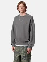 Buzo de cuello redondo Carhartt WIP modelo Vista Sweat, confeccionado en algodón con efecto lavado. Presenta un corte holgado, puños y ruedo acanalados, y el logo de la marca bordado en un parche cuadrado en el pecho.