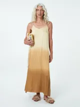 Vestido largo con breteles finos y degradé de color beige a marrón.