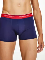 Pack de tres bóxers Tommy Hilfiger de algodón elástico en color azul marino, rojo y blanco. Cada uno tiene la cintura elástica con el logo de la marca.