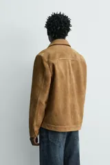 Sobrecamisa regular fit de ante color marrón, con cuello solapa, manga larga y cierre frontal de botones ocultos.