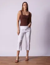 Pantalón capri blanco en gabardina elastizada, marca Zac & Rachel. Pretina ancha elastizada. Delantera y trasera con bolsillos simulados.