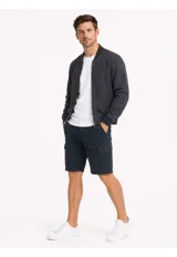 Campera tipo bomber color marrón, de microfibra, con cierre frontal completo, bolsillos laterales ribeteados y puños, cuello y ruedo de rib elástico.