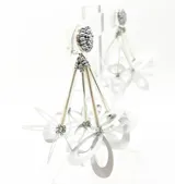 Par de caravanas colgantes plateadas con forma de abanico, hechas con lentejuelas y mostacillas plateadas. Se ajustan con clip.