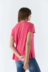 Remera verde militar de manga corta con cuello redondo.