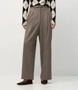 Pantalón de sastrería corte wide leg color marrón, con estampado pied de poule, cintura alta con trabillas y cinturón a juego con hebilla.