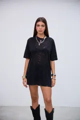 Remerón de microtul negro, semi transparente, de corte holgado y mangas cortas.
