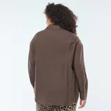 Camisa marrón de manga larga con bordados calados y cierre con botones.