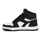 Zapatilla urbana Diadora modelo Milano II, caña alta, color blanco y negro. Diseño inspirado en el baloncesto con cordones negros y logo blanco en el lateral.