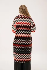 Tapado largo de lana con estampado zigzag horizontal en tonos rojo, negro, blanco y gris. De manga larga y abotonado.