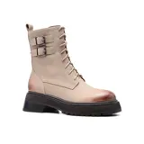 Bota de cuero negra con cordones y hebillas decorativas. Tiene suela track y taco bajo.