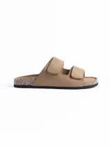 Sandalia de dos tiras con cierre de velcro, confeccionada en material símil cuero color gris. Cuenta con plantilla anatómica con base de corcho y suela de goma negra.