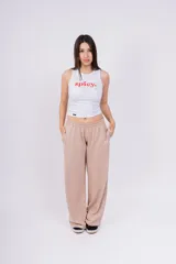 Pantalón de jogging de corte recto y tiro alto, color beige, con cintura elástica y logo bordado pequeño en la parte superior.