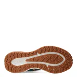 Championes de trail running Puma Extend Lite, con diseño en tonos verde oscuro y negro, detalles en naranja y suela de goma color caramelo. Presentan una estructura robusta con malla transpirable, refuerzos sintéticos y entresuela de amortiguación.