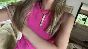 Collar con colgante rectangular de bronce, engarzado con cinco piezas ovaladas de nácar. Se sostiene con un cordón de cuero sintético marrón.