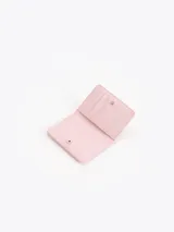 Tarjetero compacto de cuero vacuno color rosado con estampado de frambuesas.