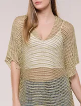 Poncho de tejido de punto abierto crochet con hilos metalizados de lúrex, color gris, ultra liviano, de silueta amplia y fluida, escote en V y mangas cortas integradas estilo capa.