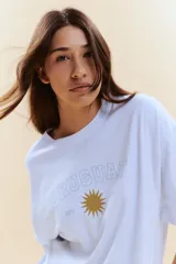 Remera de manga corta color celeste con estampa frontal que incluye la palabra Uruguay en tipografía universitaria, un sol y la inscripción 1825.