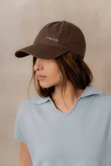 Gorra estilo baseball de algodón con efecto lavado en tono tostado y detalle de logo Peach metálico en el frente. Cuenta con visera curva y diseño regulable.
