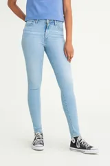 Jeans de tiro alto color celeste, ajustados en cadera y muslos, con pierna skinny y cierre de cremallera.