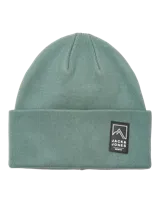 Gorro de punto color verde oliva, con diseño de tejido acanalado y parche rectangular con logo en el frente.
