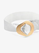 Cinturón de cuero plateado metalizado con hebilla grande de metal dorado de diseño orgánico.
