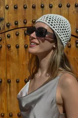 Lentes de sol marrones con marco cuadrado y patillas gruesas.