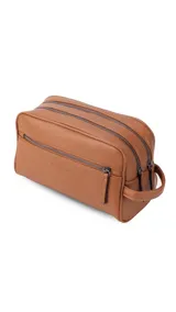 Neceser rectangular de símil cuero color beige claro, con dos compartimentos principales con cierre y un bolsillo frontal con cierre. Posee un asa lateral para transporte.