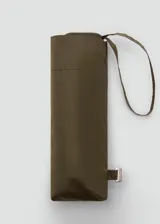 Paraguas mini plegable color verde militar, con funda a juego y correa de mano.