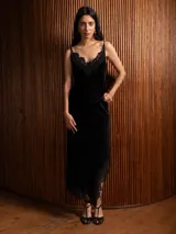 Top de terciopelo negro con breteles finos y detalle de encaje en el escote.