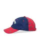 Gorra tipo dad cap azul marino con visera roja en contraste estampada con estrellas. Presenta bordado frontal en color blanco con texto y estrellas.