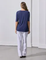 Remera marrón de tejido bordado, marca French Loundry. Tiene escote redondo y mangas tres cuartos.