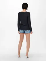 Sweater de punto negro con cuello redondo y manga larga, de corte regular y textura suave.