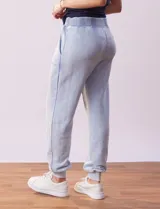 Pantalón de jogging celeste con pretina ancha elastizada acanalada, bolsillos delanteros y puños elastizados en los tobillos.