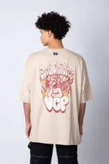 Remera blanca de corte oversize con mangas cortas y cuello redondo. Estampado pequeño en el frente con letras verdes.