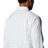 Camisa de manga larga Columbia, color blanco, con cuello clásico, cierre frontal de botones, dos bolsillos en el pecho y sistema de ventilación en la espalda. Confeccionada con tecnología Omni-Wick para absorción de humedad y Omni-Shade con protección solar UPF 50.