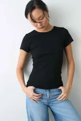 Remera de manga corta y cuello redondo confeccionada en suave tejido rib, con un diseño entallado al cuerpo.