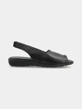 Sandalia de cuero color negro, con diseño de boca de pescado, tira trasera con ajuste elástico y suela flexible de TR con formato anatómico y sutil plataforma.