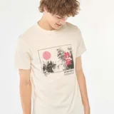 Camiseta color crema de manga corta con estampado de paisaje japonés enmarcado en negro, con detalles en rojo.